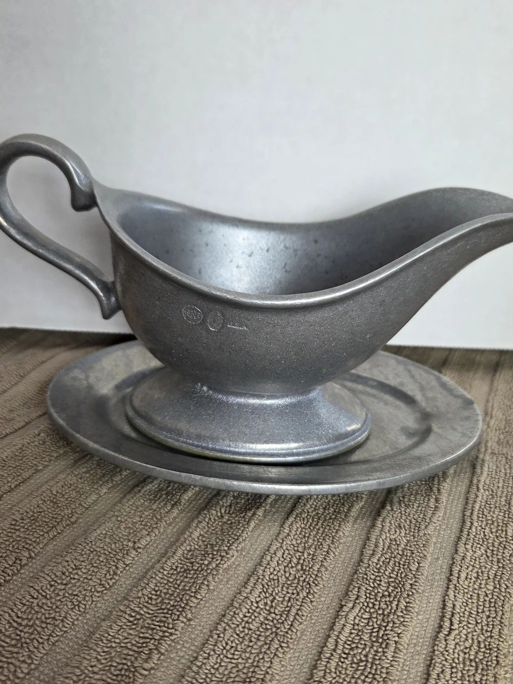 Traditional Wilton Armetale Plough Tavern Gravy Boat